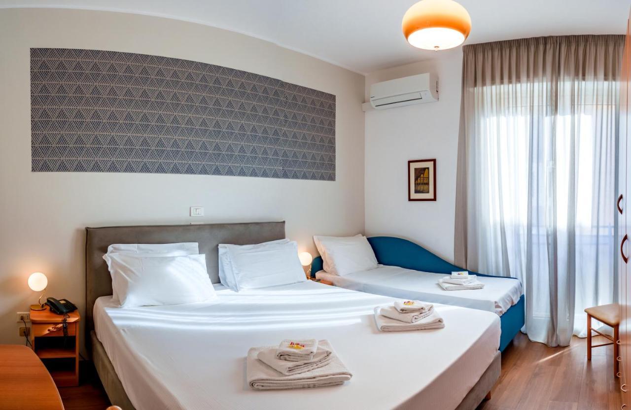 Hotel Tritone سينِغاليا المظهر الخارجي الصورة